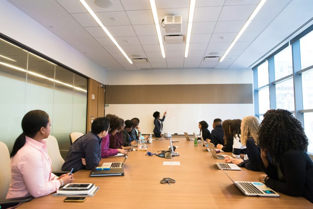 Reunión de dirección en una sala de juntas