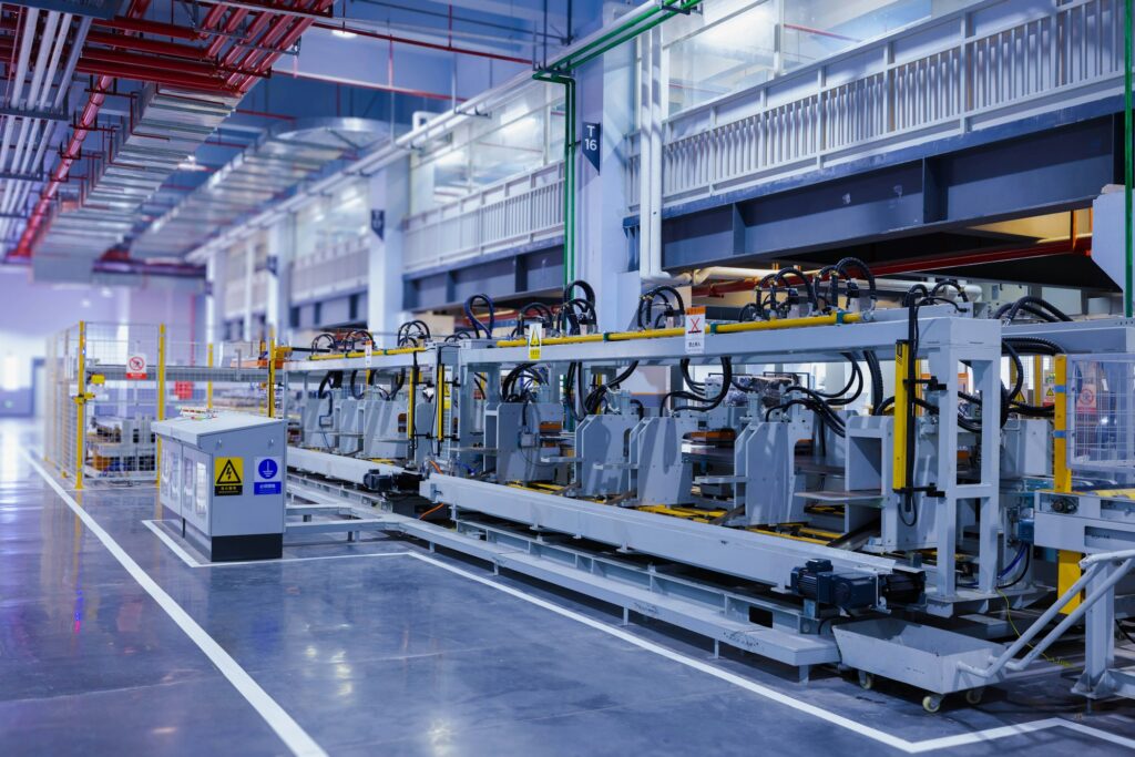 Línea de producción en una planta industrial moderna